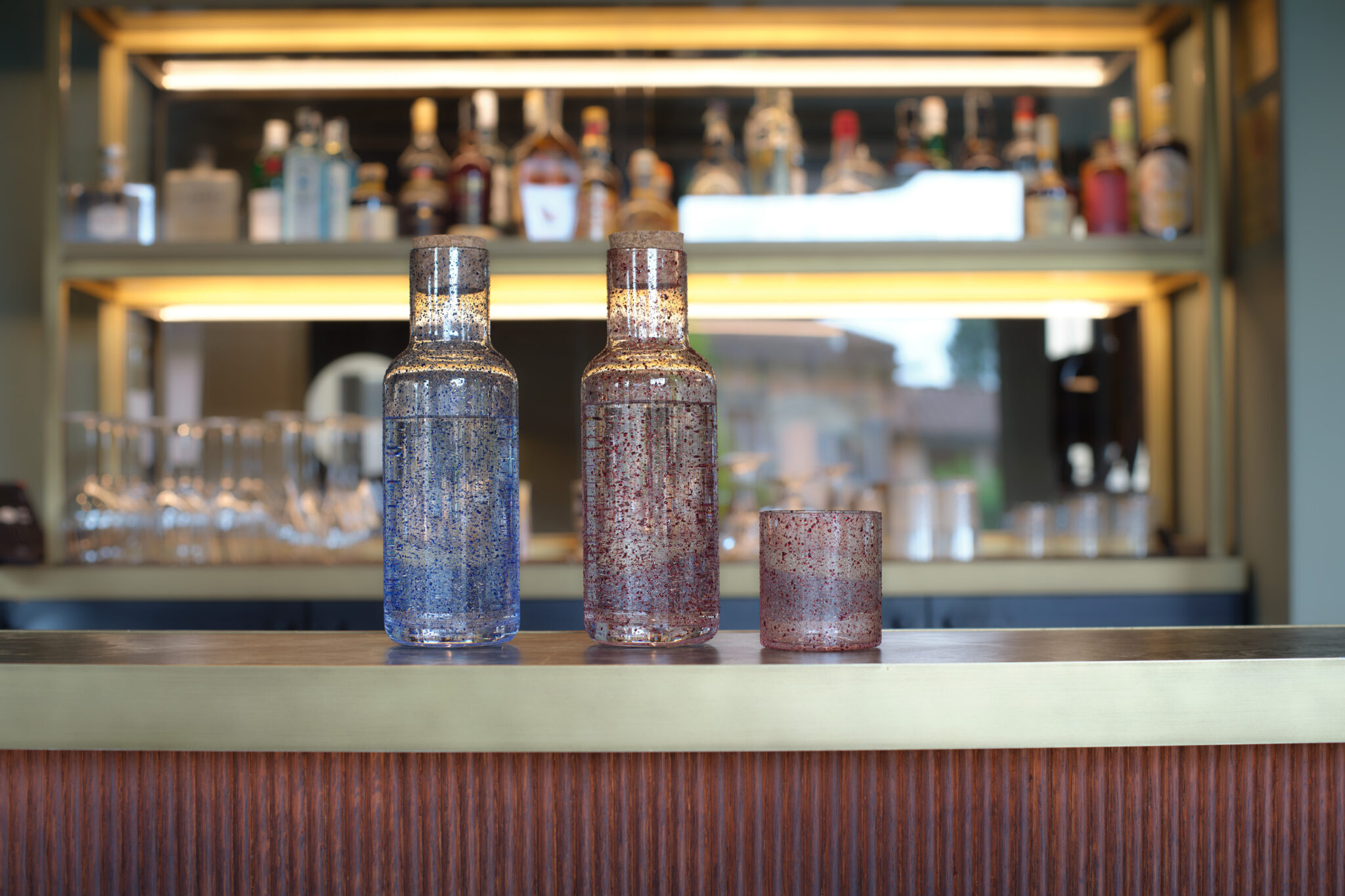 bottiglie e bicchieri acqua collezione Inkspire in vetro colorato