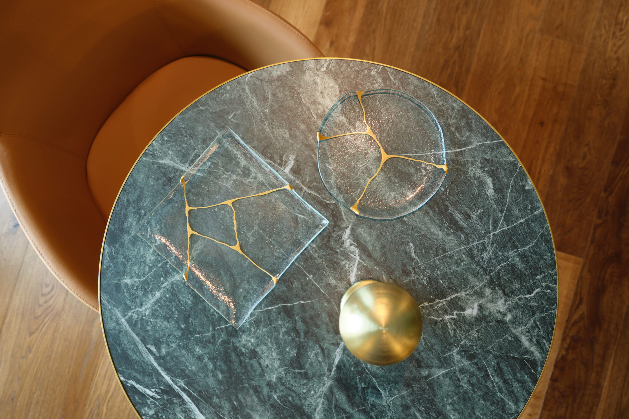 piatto rotondo e quadrato in vetro trasparente collezione Kintsugi