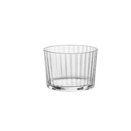 Bicchiere exclusiva 21 cl in vetro con raffinato effetto ottico: le linee verticali, incise con precisione, donano regolarità alla forma