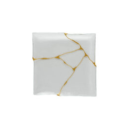 20 cm square Kintsugi plate decorated with embossed gold resin to recreate the Japanese kintsugi effect