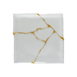 28 cm square Kintsugi plate decorated with embossed gold resins to reproduce the Japanese kintsugi effect