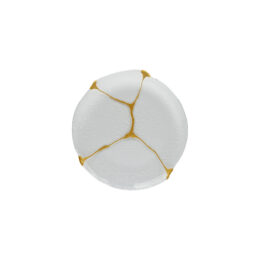 20 cm round Kintsugi plate decorated with embossed gold resin to recreate the Japanese kintsugi effect