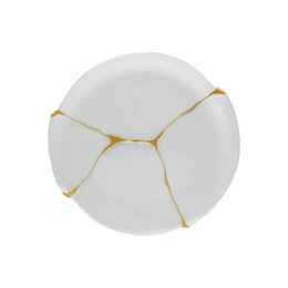 28 cm round Kintsugi plate with decoration made with embossed gold resin to recreate the Japanese kintsugi effect