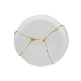 piatto Kintsugi rotondo 28 cm con decoro realizzato con resina oro in rilievo per ricreare l'effetto giapponese del kintsugi