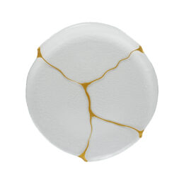 round kintsugi plate with embossed gold resin decoration to recreate the Japanese effect